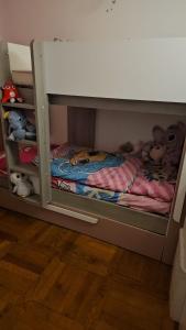 un lit superposé avec des animaux en peluche dessus dans l'établissement Adorais, à Drancy 10 autres photos