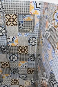 eine Steppdecke mit vielen verschiedenen Mustern in der Unterkunft Hotel AZUL Todra Gorges in Tinghir