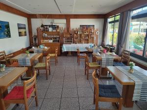 um restaurante com mesas e cadeiras num quarto em Bar Moro 1963 em Cavallino-Treporti