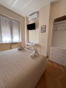 a bedroom with a bed with towels on it at Little House 5 Terre in La Spezia