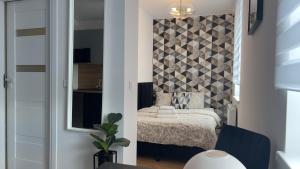 sypialnia z łóżkiem i ścianą w obiekcie Parkcity Katowice Bogucice w mieście Katowice