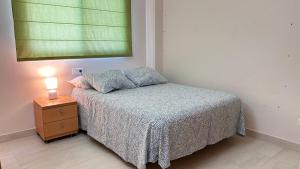 Rúm í herbergi á Apartamento Playa de Daimuz