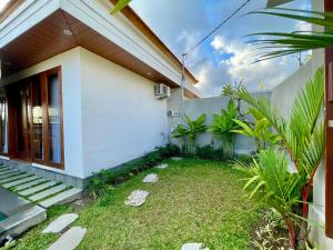 un petit jardin en face d'une maison dans l'établissement Luana Villa Ubud, à Ubud