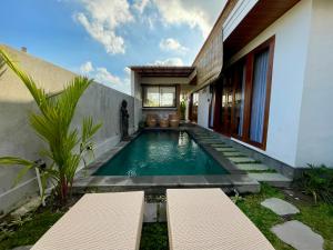 une piscine dans l'arrière-cour d'une maison dans l'établissement Luana Villa Ubud, à Ubud