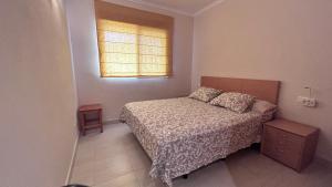 Rúm í herbergi á Apartamento Playa de Daimuz
