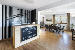 Reštaurácia alebo iné gastronomické zariadenie v ubytovaní NOCLEGI ŁĘTOW-SKI