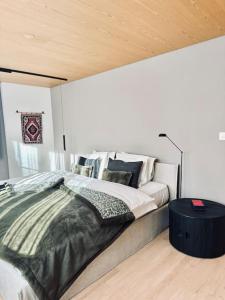 ein Schlafzimmer mit einem großen Bett und einer Holzdecke in der Unterkunft Chalet Gütsch Andermatt in Andermatt