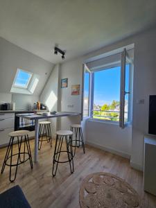 TV a/nebo společenská místnost v ubytování Le Faouët Appartement