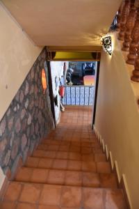 un escalier menant au sous-sol d'une maison dans l'établissement Hotel AZUL Todra Gorges, à Tinghir