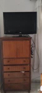 telewizor na drewnianym komodzie w obiekcie Καραμπεικο w mieście Piso Livadi