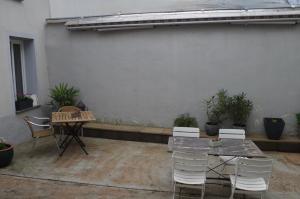 Ein Patio oder anderer Außenbereich in der Unterkunft Wohnen am Ufer der Mosel in Trier