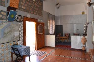 Habitación con puerta y habitación con mesa en Hotel AZUL Todra Gorges en Tinerhir