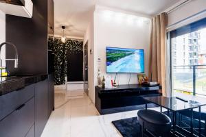 TV tai viihdekeskus majoituspaikassa Luxury Apartment- City Centre