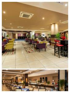 Un restaurante con mesas y sillas en un edificio. en Go Egypt Apartments Inside Karma Beach Resort North Al Ahiaa , Hurghada, en Hurghada