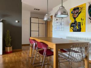 Apartamento El Robledal في Cirueña: غرفة طعام مع طاولة وكراسي خشبية