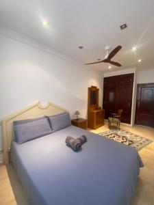 1 dormitorio con 1 cama grande y ventilador de techo en Marbella Espacioso Apartamento de 180 m2 Primera Línea de Playa y Centro Ciudad con Barco opcional, en Marbella
