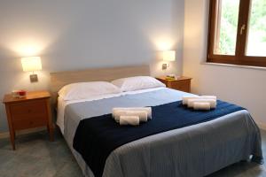 Ένα ή περισσότερα κρεβάτια σε δωμάτιο στο Gli Ulivi Apartment