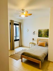 um quarto com uma cama e uma ventoinha de tecto em Increíble apartamento en pleno centro de Arrecife em Arrecife