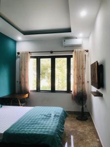 um quarto com uma cama e uma janela em PUPON Homestay and Coffee em Quảng Ngãi