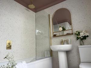 ein Badezimmer mit Waschbecken und Spiegel in der Unterkunft Cute Georgian Cottage, central, newly renovated in Bath + 22 Fotos