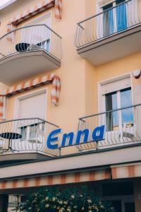 un panneau sur le côté d'un bâtiment avec balcons dans l'établissement Hotel Enna Rimini, à Rimini