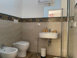 ein Bad mit einem WC, einem Waschbecken und einer Dusche in der Unterkunft Suite de la Sicilienne in Castellammare del Golfo