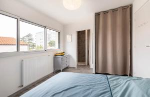 1 dormitorio con cama y ventana en La villa Hérault en Cholet