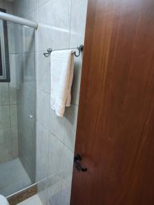 Vannituba majutusasutuses Hostel for One com quarto de solteiro e banheiro privativos