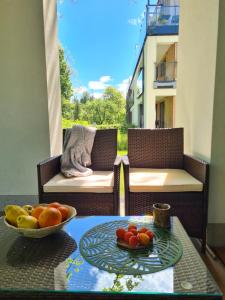 stół z miską owoców na stole w obiekcie Żurawie gniazdo, elegancki zakątek w Puszczy Białowieskiej w Hajnówce