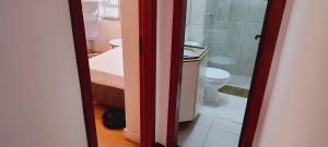 Vannituba majutusasutuses Hostel for One com quarto de solteiro e banheiro privativos