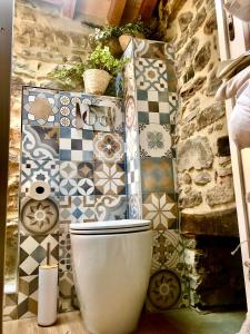 Ένα μπάνιο στο Bio Agriturismo Alba Etrusca di Cortona - Organic Farmhouse- Appartamento Lavanda-Appartamento Rosmarino - vasca idromassaggio esterna da maggio ad ottobre