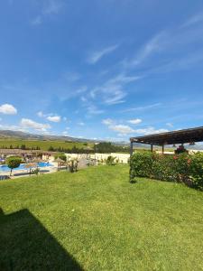 - une vue sur une cour avec une piscine dans l'établissement LA GRANJA, à Tetouan