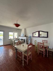 a dining room with a table and chairs and a kitchen at Vila Horizonte in Carvoeiro