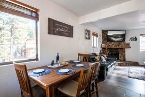 ビッグ・ベアー・レイクにあるEagle's Chalet Summit Viewの木製のテーブルと椅子のあるリビングルーム +13枚の写真