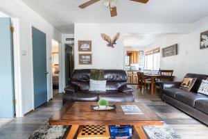 ビッグ・ベアー・レイクにあるEagle's Chalet Summit Viewの革張りのソファとテーブルのあるリビングルーム