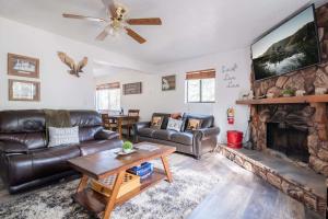 ビッグ・ベアー・レイクにあるEagle's Chalet Summit Viewのソファと暖炉のあるリビングルーム