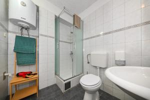 The Lazy Monkey Hostel & Apartmentsにあるバスルーム