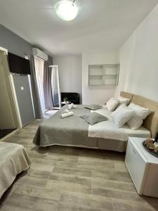 sypialnia z dużym łóżkiem w pokoju w obiekcie Apartments & Rooms Baltazar w Podstranie