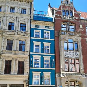 szereg budynków w mieście w obiekcie Academus Pub & Guest House we Wrocławiu