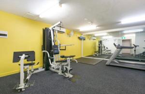 Spordikeskus ja/või sportimisvõimalused majutusasutuses Modern unit, Pool, Gym & CBD location