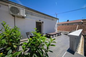 The Lazy Monkey Hostel & Apartmentsにあるバルコニーまたはテラス