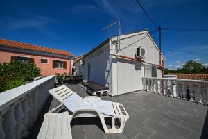 The Lazy Monkey Hostel & Apartmentsにあるバルコニーまたはテラス