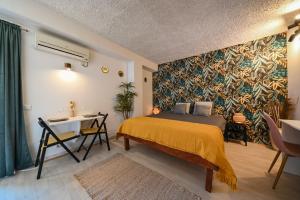 ザダルにあるThe Lazy Monkey Hostel & Apartmentsのベッドとテーブルと机のある寝室