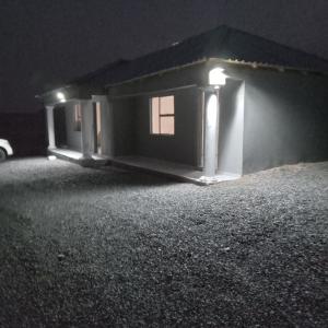 une maison avec des lumières sur son côté la nuit dans l'établissement Sandton guesthouse, 