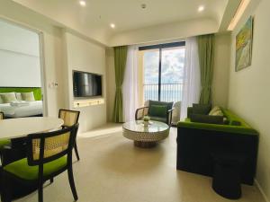un soggiorno con divano e tavolo di La Phan Phu Quoc, Hillside Apartment a Phu Quoc