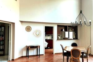 a dining room with a table and chairs at Maison proche du centre de Paris calme et verdure in Villejuif