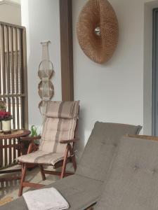 sala de estar con mecedora y cesta en L A Boutique Suites with Private Hot Tub, en Kalathas