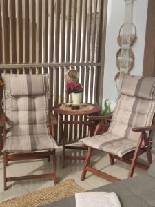 Khu vực ghế ngồi tại L A Boutique Suites with Private Hot Tub