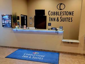 een winkel met een bord waarop staat Colossusine Inn and Suites bij Cobblestone Inn & Suites Maryville in Maryville