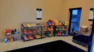 um balcão com comida e snacks à mostra em Cobblestone Inn & Suites Maryville em Maryville
